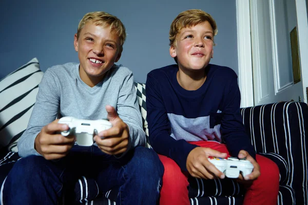 Είναι Όλο Διασκέδαση Και Παιχνίδια Νεαρά Αγόρια Που Παίζουν Βιντεοπαιχνίδια — Φωτογραφία Αρχείου