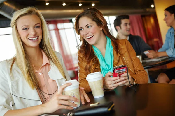 Estoy Poniéndome Día Dos Mujeres Jóvenes Atractivas Tomando Café Juntas — Foto de Stock
