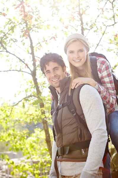 Inget Slår Att Utforska Det Vilda Ett Lyckligt Ungt Par — Stockfoto