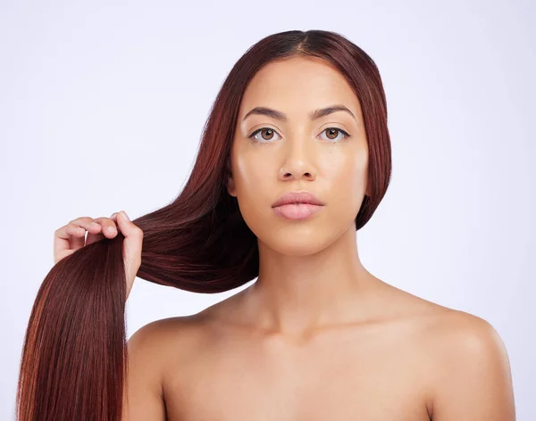 Retrato Mujer Sosteniendo Pelo Belleza Seria Cuidado Para Peinado Recto — Foto de Stock