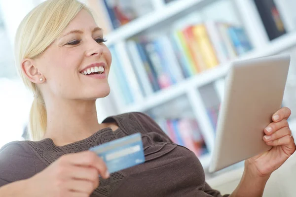 数字购物狂 一个漂亮的女人在家里用她的数码平板电脑进行网上购物 — 图库照片