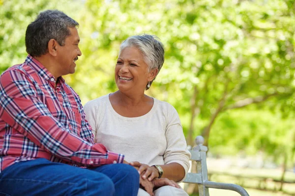 Wciąż Mnie Rozśmieszasz Kochająca Para Seniorów Ciesząca Się Dobrym Czasem — Zdjęcie stockowe