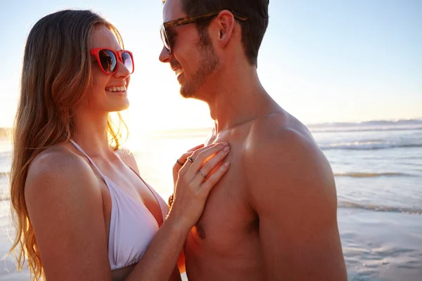 太陽とロマンス 若いカップルがビーチでロマンチックな瞬間を楽しんでいます — ストック写真