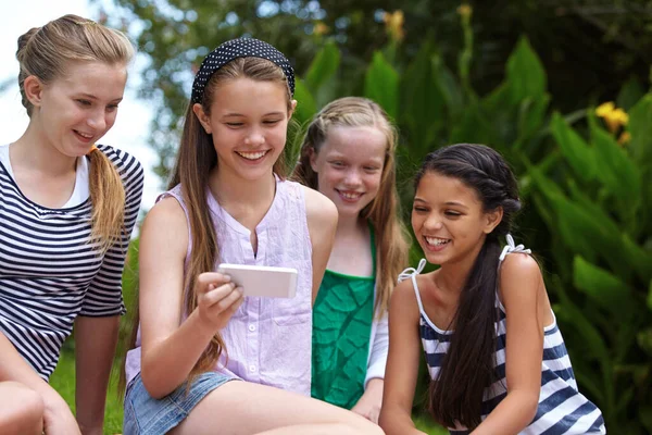 Wanted Share You Guys Young Girl Showing Her Friends Something — Stock Photo, Image