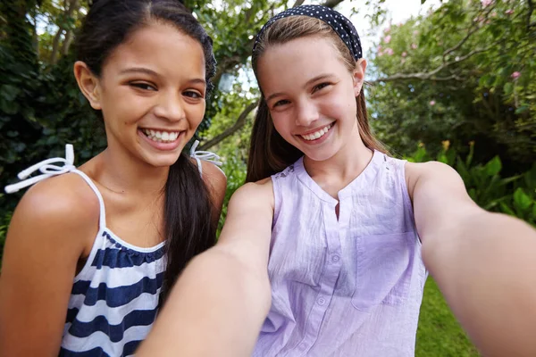Legjobb Barátok Örökre Két Fiatal Lány Barátok Csinál Egy Szelfi — Stock Fotó
