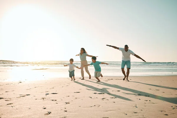 Παραλία Τρέξιμο Και Αεροπλάνο Από Την Οικογένεια Παίζει Την Ελευθερία — Φωτογραφία Αρχείου