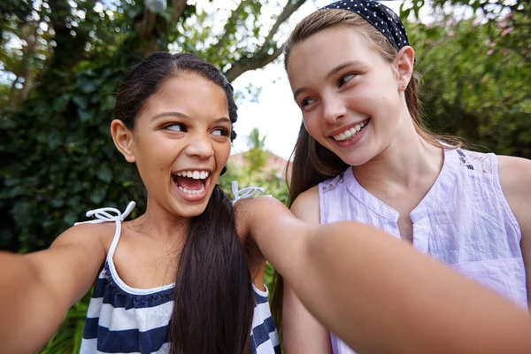 Sei Fantastica Sei Fantastica Due Giovani Amici Ragazza Prendendo Selfie — Foto Stock