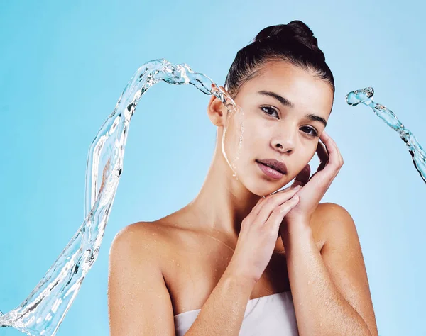 Portret Schoonmaak Vrouw Met Water Cosmetica Hygiëne Een Blauwe Studioachtergrond — Stockfoto