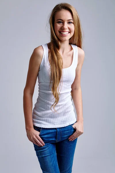Gülümseyen Sıradan Bir Tarz Sıradan Giyinmiş Genç Bir Kadının Stüdyo — Stok fotoğraf