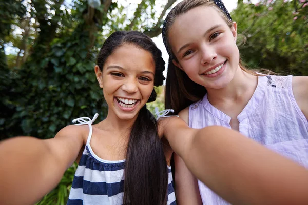 Добрі Часи Краще Діляться Другом Дві Подруги Молодої Дівчини Беруть — стокове фото
