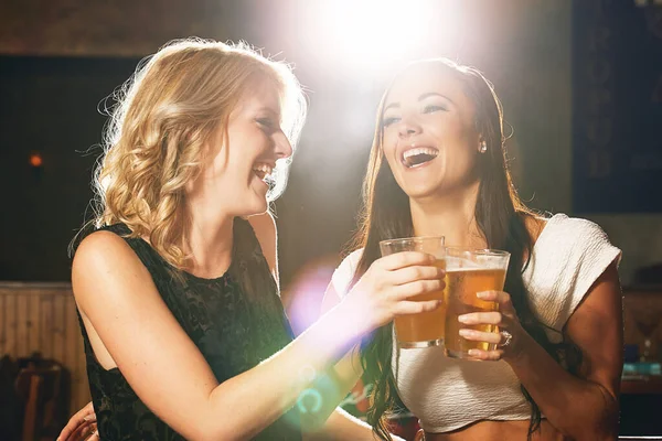 哪里有朋友 哪里就有派对 两个年轻女子在夜总会一起喝啤酒 — 图库照片