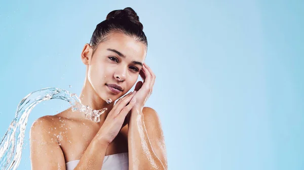 Retrato Dermatología Mujer Con Agua Salpicada Limpieza Belleza Sobre Fondo — Foto de Stock