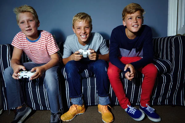 Neem Jullie Mee Naar Beneden Jonge Jongens Spelen Videospelletjes — Stockfoto