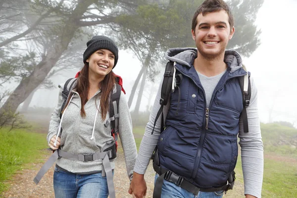 远足是他们的事 一个英俊的年轻人和他的女朋友在森林里徒步旅行 — 图库照片