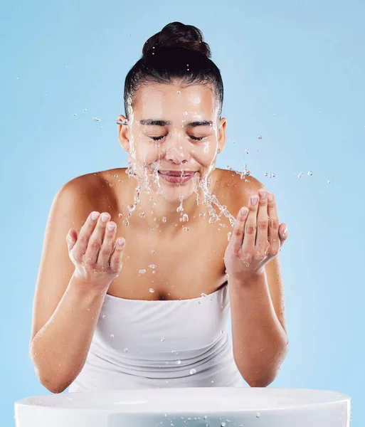Pia Rosto Respingo Água Cuidados Com Pele Uma Mulher Limpeza — Fotografia de Stock
