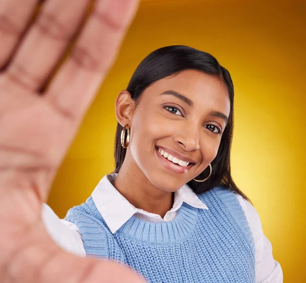 Selfie Uśmiech Portret Hinduskiej Kobiety Studio Dla Szczęścia Pewności Siebie — Zdjęcie stockowe