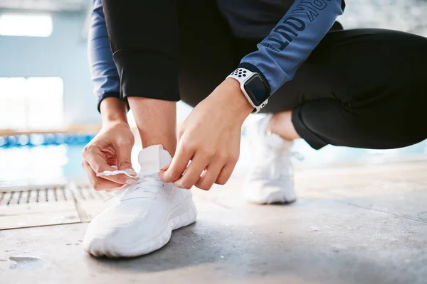 Amarre Sapatos Mãos Fitness Piscina Para Começar Treinar Exercitar Treinar — Fotografia de Stock