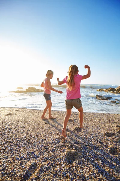 Λατρεύω Τις Καλοκαιρινές Διακοπές Δύο Κοριτσάκια Διασκεδάζουν Στην Παραλία — Φωτογραφία Αρχείου