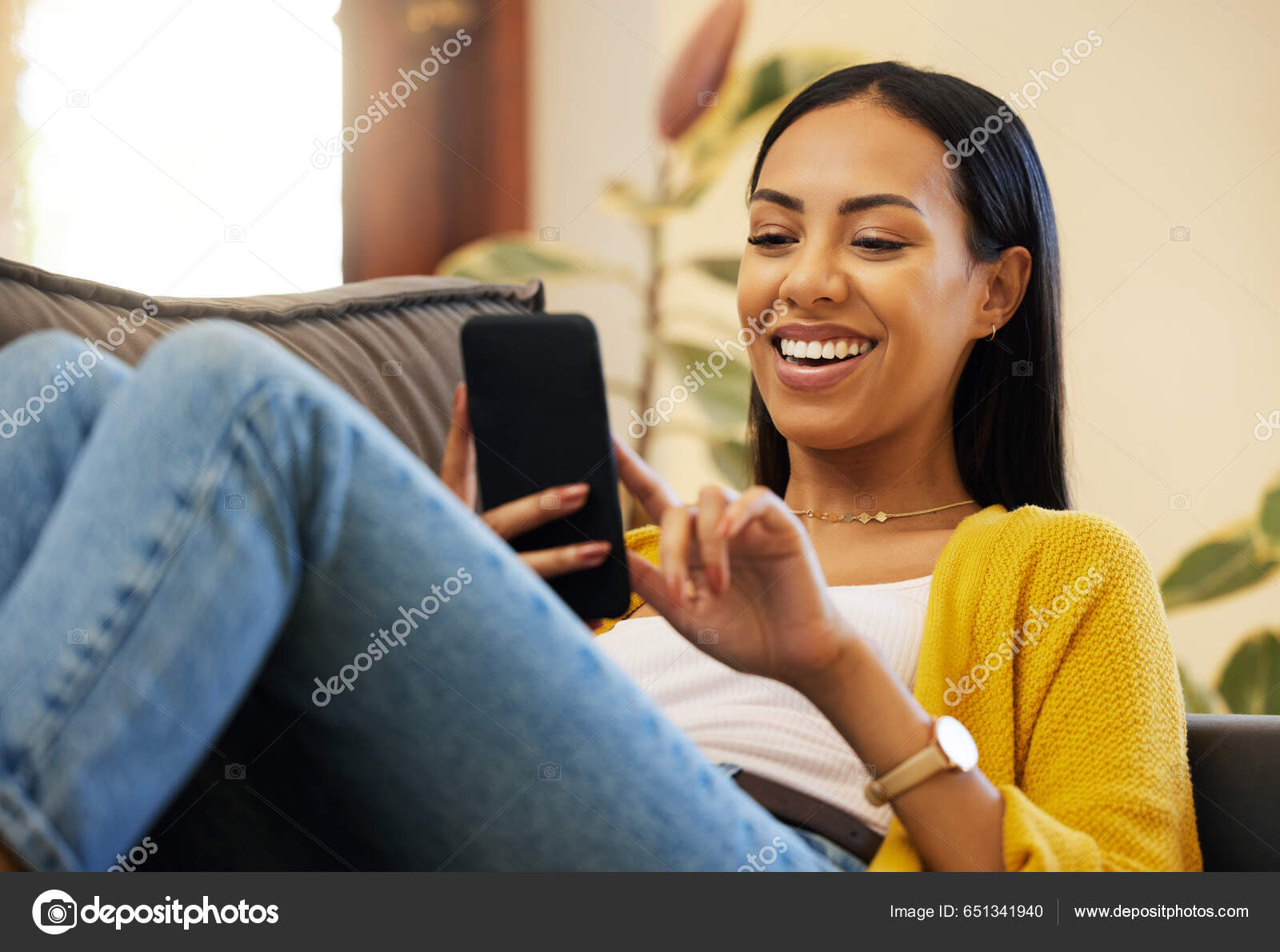 Telefone de casal inter-racial e rindo para piadas engraçadas de mídia  social ou meme com café no café homem e mulher felizes compartilham risadas  olhando para smartphone móvel com conexão 5g para entretenimento