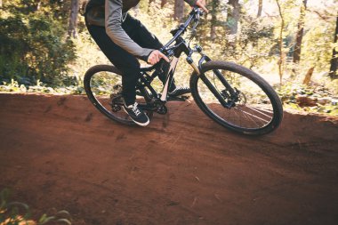 Fitness, bisiklet antrenmanı ve bir orman yolunda insan ekstrem ve egzersiz macerası. Bisiklet, bisiklet ve spor. Spor eğitimi için hızlı ve doğa tepesi olan bir sporcunun sporu..