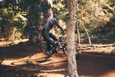 Fitness, bisiklete binmek ve orman yolunda bir adam ekstrem ve egzersiz macerası ile. Spor eğitimi ve yarış için hızlı hız ve doğa döngüsüne sahip bir sporcunun bisikleti, bisikleti ve sporu.