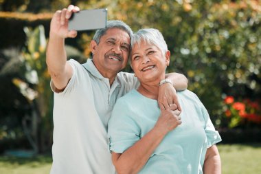 Mutlu, gülümseyen ve selfie çeken yaşlı bir çift sosyal medya ya da profil fotoğrafı. Gülümse, şefkat ve yaşlı bir adam hatıralar, emeklilik ya da mutluluk için bir kadınla fotoğraf çekiyor..