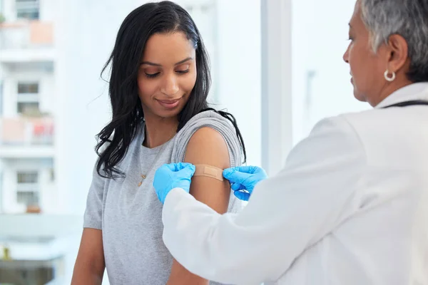 Cuidados Saúde Mulher Médico Com Gesso Vacinação Consulta Hospital Cura — Fotografia de Stock