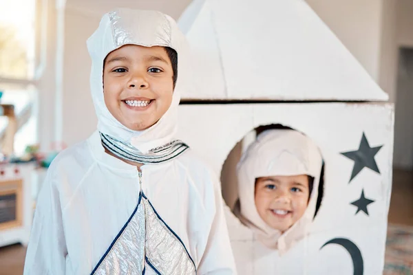 宇航员肖像画 宇宙飞船和孩子们快乐 创意和玩太空旅行 家庭幻想游戏或假装火箭 探索飞行 有趣的万圣节服装或者小孩子想象星系探险 — 图库照片