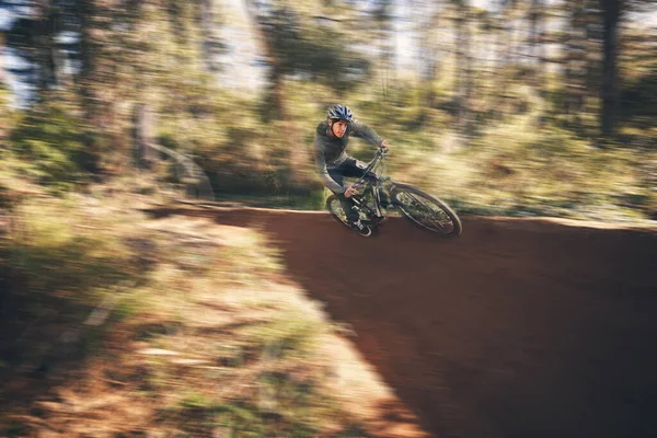 Озил Быстрый Велосипед Человек Свежем Воздухе Лесной Тропе Экстремальными Спортивными — стоковое фото