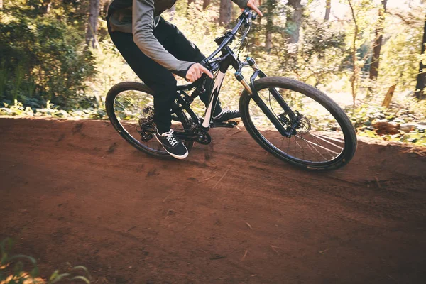 Fitness Bisiklet Antrenmanı Bir Orman Yolunda Insan Ekstrem Egzersiz Macerası — Stok fotoğraf