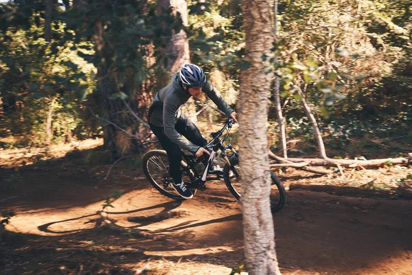 Фитнес Езда Велосипеде Человек Открытом Воздухе Лесной Дорожке Экстремальными Физическими — стоковое фото