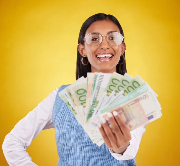 Contas Dinheiro Retrato Estúdio Sorriso Mulher Para Ganhar Loteria Sorteio — Fotografia de Stock