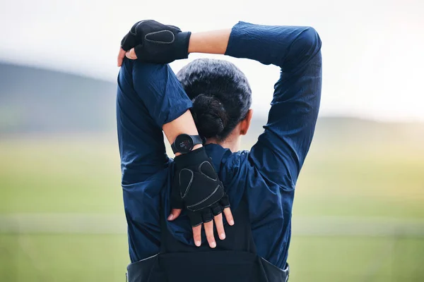 Fitness Workout Vrouw Strekken Haar Armen Uit Voor Outdoor Training — Stockfoto