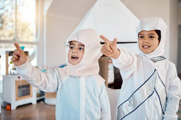 Astronauta Casa Bambini Che Puntano Giocano Fanno Giochi Ruolo Viaggi — Foto Stock