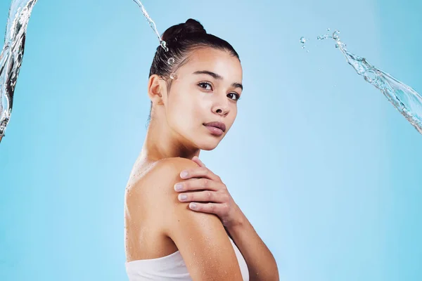 Wasserspritzer Hautpflege Und Porträt Einer Frau Mit Gesundheit Wellness Und — Stockfoto