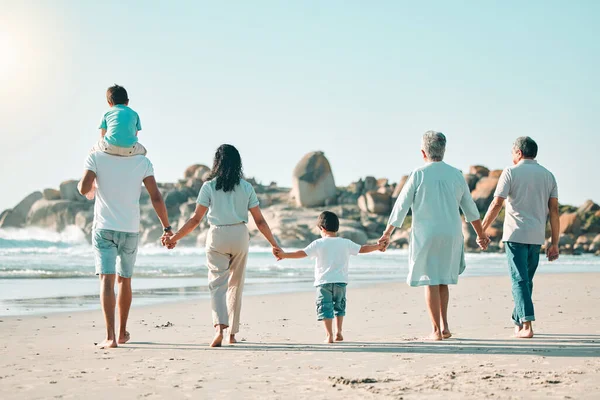 ビーチ 海で歩く大きな家族の後部ビューを保持し 楽しみと青い空の背景に旅行します マイアミを旅する海の散歩で両親や祖父母との愛と子供たち — ストック写真