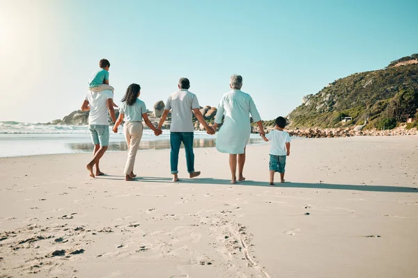 가족들은 해변에서 아이들 조부모와 산책하고 야외에서 지낸다 보살핌 그리고 시간을 — 스톡 사진