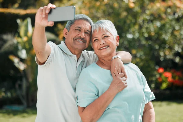 Szczęśliwy Uśmiechnięty Para Seniorów Selfie Pamięci Social Media Lub Zdjęcie — Zdjęcie stockowe
