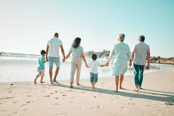 아이들 조부모 부모와 해변에서 산책을 대가족 남녀노소를 막론하고 방학이나 휴가를 — 스톡 사진