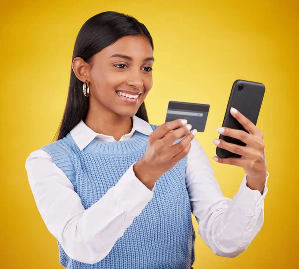 Gülümseme Telefon Kredi Kartı Stüdyodaki Kadın Ecommerce Için Sarı Arka — Stok fotoğraf
