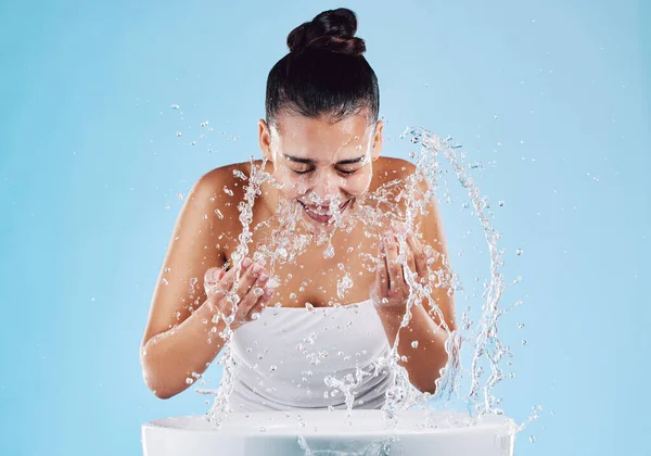 Diskbänk Vattenstänk Och Hudvård Kvinna Som Tvättar Ansiktet För Naturlig — Stockfoto