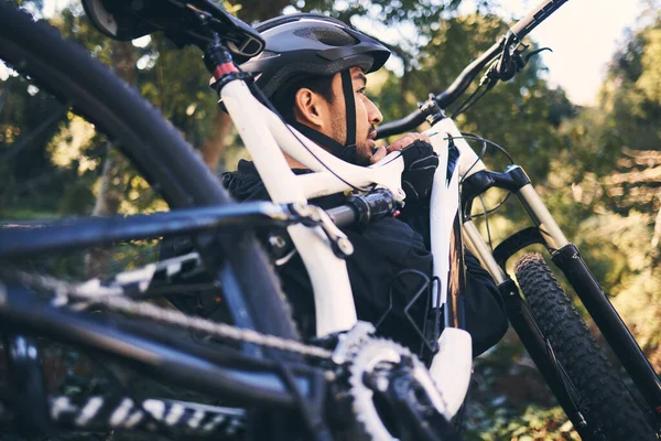 Floresta Homem Carregam Bicicleta Montanha Natureza Ciclista Pronto Para Treinamento — Fotografia de Stock