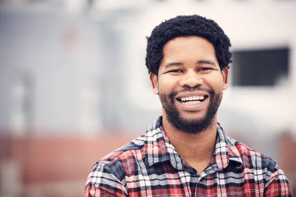週末の屋外での自由のための都市の黒人男性の幸せ 笑顔と肖像画 幸福と自信を持って男性の顔 肯定的な考え方と都市の町で興奮 — ストック写真