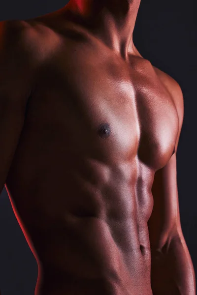 为了健康 肌肉和健美 工作室里的美 特写和男人的腹肌 六包黑色背景男性模特儿腹部自然 运动与节食 运动与训练 — 图库照片