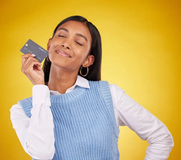 Πιστωτική Κάρτα Χαμόγελο Και Ινδική Γυναίκα Κίτρινο Φόντο Για Την — Φωτογραφία Αρχείου