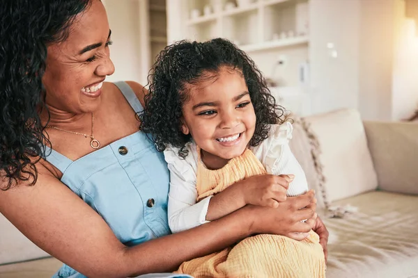Szczęśliwy Przytulić Śmiać Się Matką Córką Kanapie Dla Więzi Czuły — Zdjęcie stockowe