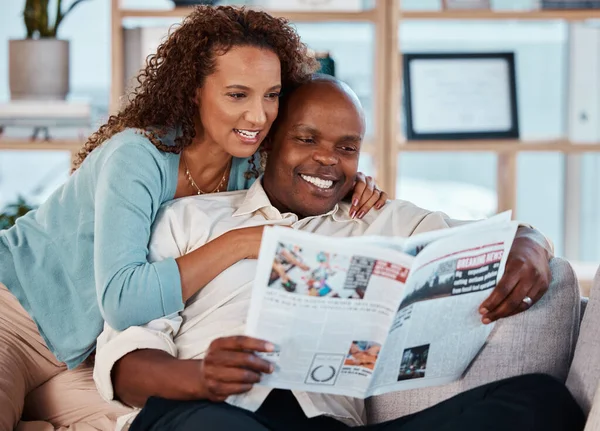 Bir Çift Mutlu Evde Gazete Okuyor Oturma Odasında Makale Bilgilerini — Stok fotoğraf