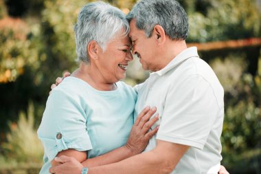 Mutlu son sınıf çifti, parkta yüz teması ve kucaklaşma, bahçe ve huzur, mutluluk ve aşk bir arada. Yaşlı adam, kadın ve evlilik partnerinin emekliliği, rahatlayın ya da doğada kaliteli zaman geçirin..