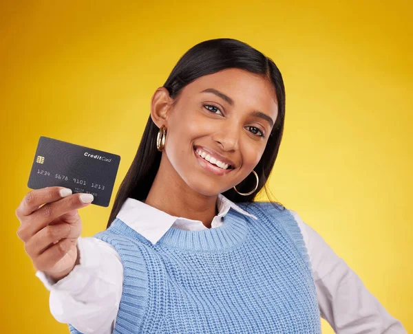 Kredi Kartı Portre Hintli Kadın Sarı Arka Planda Banka Yatırım — Stok fotoğraf