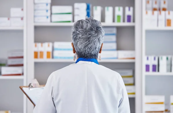 Назад Аптека Контрольний Список Жінкою Магазині Інвентаризації Медицини Полку Роздрібна — стокове фото